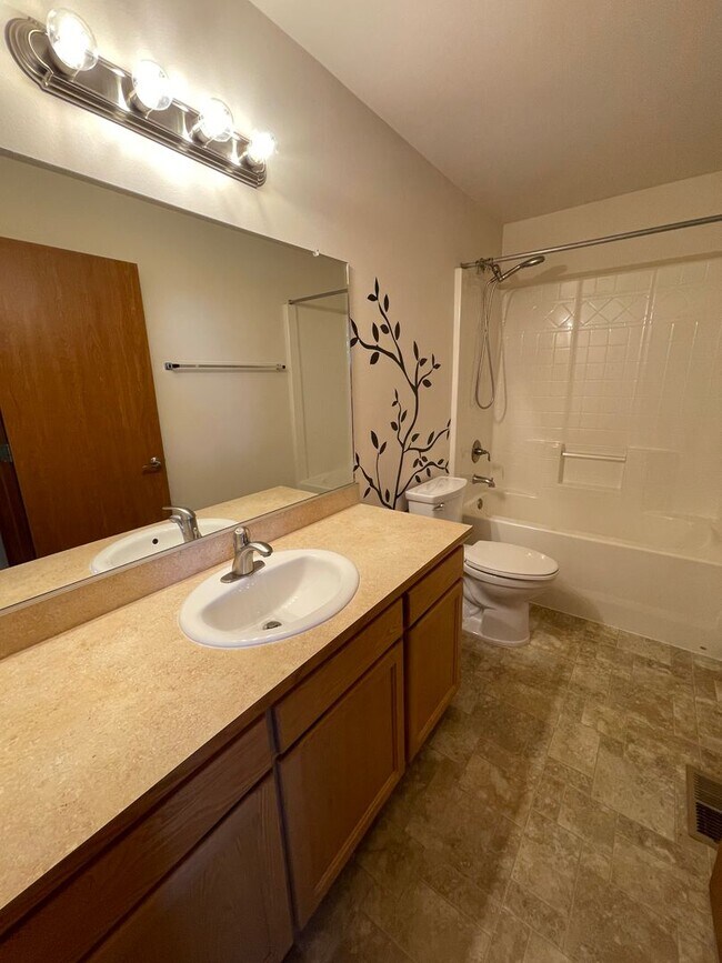 Building Photo - Lovely 3 Bedroom Townhouse in the Heart of Town