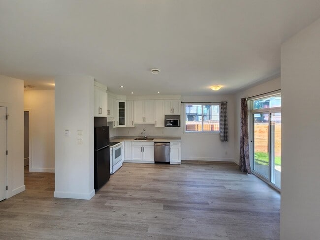 Building Photo - 5863 Deuchars Dr