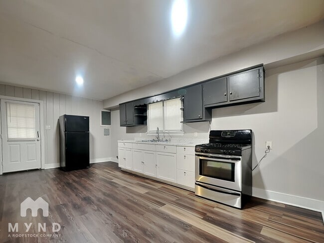 Foto del edificio - 2325 Riley Ave