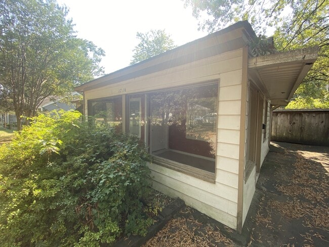 Building Photo - 1716 Lilac Cir