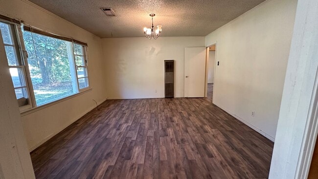 Building Photo - Cute 3 bed House