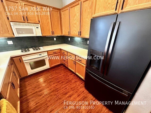 Building Photo - Three Bedroom Home Close to Coyote Ridge E...