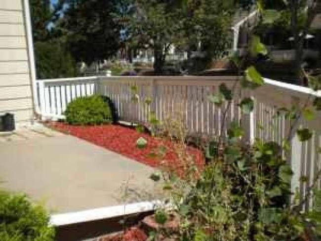 Building Photo - 2 bedroom town-home with 2 car garage