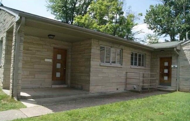Building Photo - Spacious 4 bed/2 bath - walk to campus!