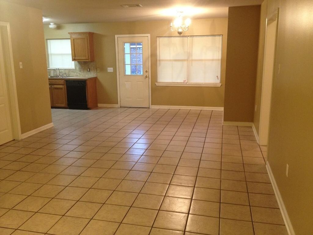 Primary Photo - 10236 Lockhart Rd