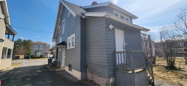 Building Photo - 611 Mill St