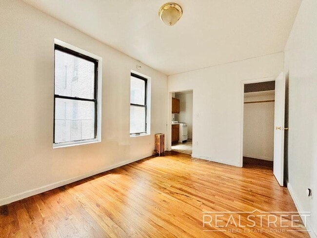 Building Photo - Large 2 bedroom on a Picturesque Tree-Line...