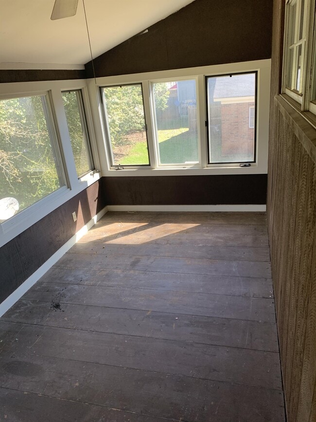 Building Photo - 108 Country Club Dr