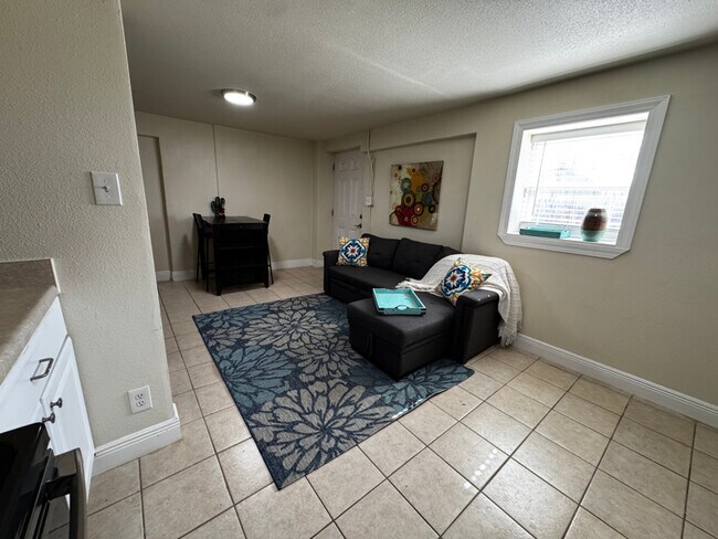 Building Photo - 319 S Olive St