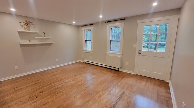Foto del edificio - 239 Old Farms Rd