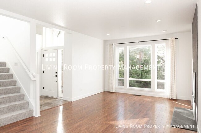 Building Photo - 4BR Beauty with Views in Sought-After Hayh...