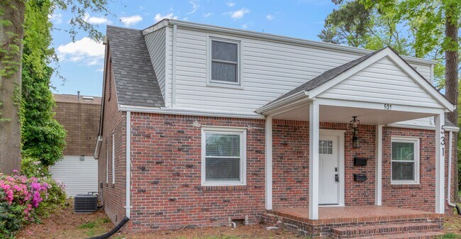 Foto del edificio - Welcome to this charming home located in t...