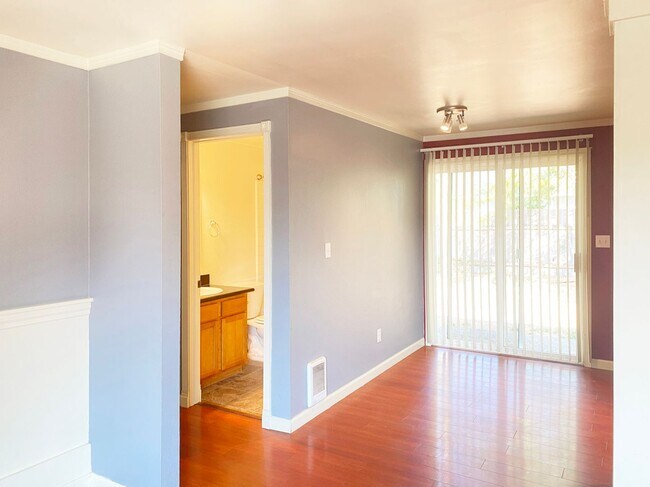 Foto del edificio - Darling 2 bedroom condo with fenced yard