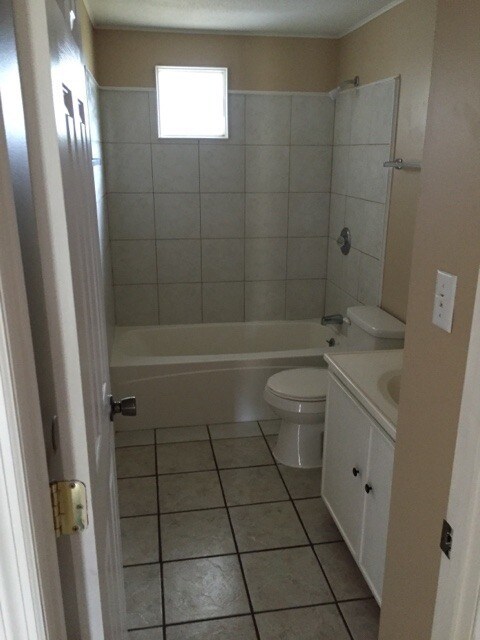 Building Photo - 3 Bedroom, 1.5 Bath Home