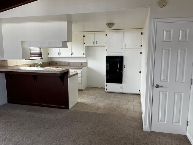Kitchen - 154 San Fernando Ave