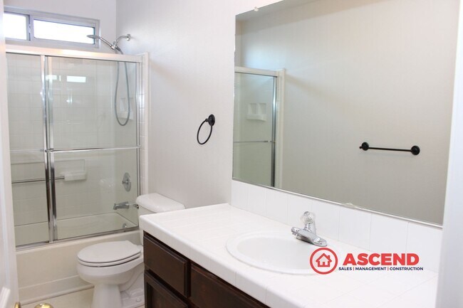 Foto del edificio - Poolside Living in Rosedale – Spacious 3 Bed / 2 Bath Home!