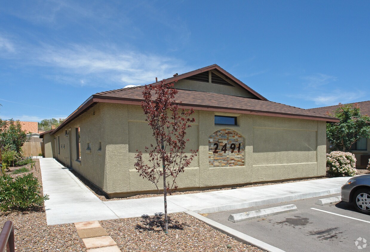 Building Photo - 2491-2501 S Pantano Pky