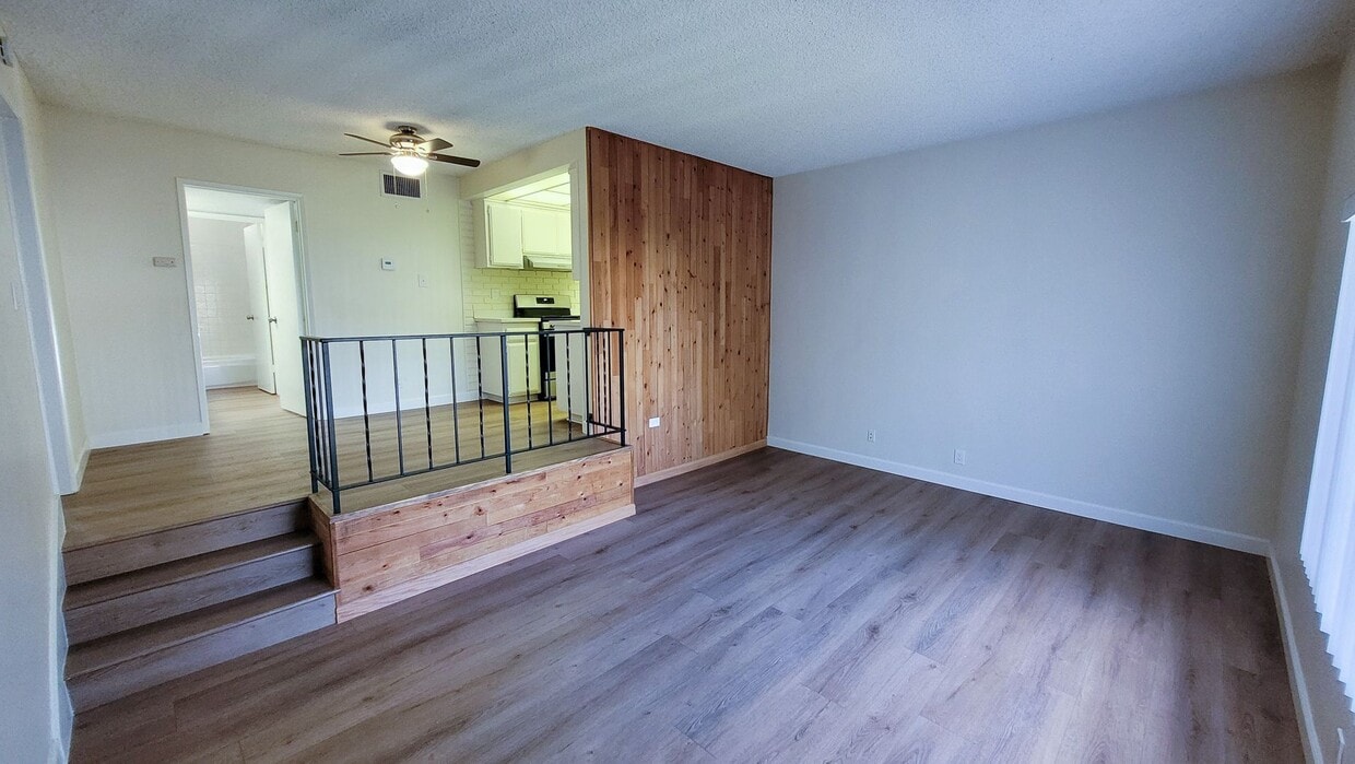 Foto principal - Remodeled Upstairs 2 Bed 2 Bath Condo with...