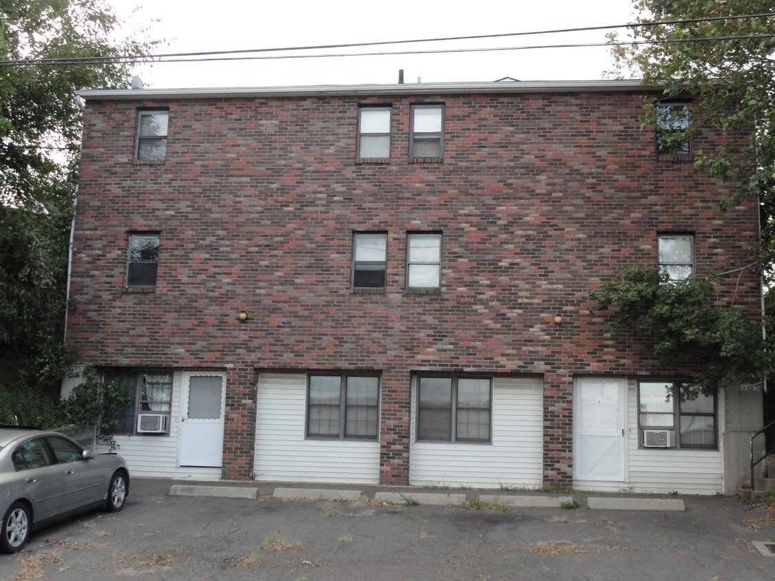 Building Photo - 22 Peat Meadow Rd