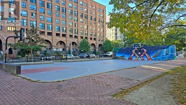 Photo du bâtiment - 222 The Esplanade