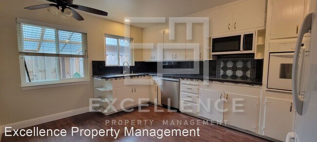Building Photo - 3 br, 1 bath House - 945 College Dr