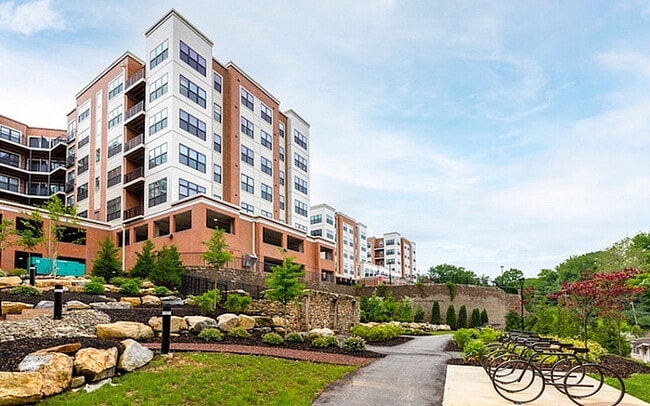 Building Photo - 335 Bala