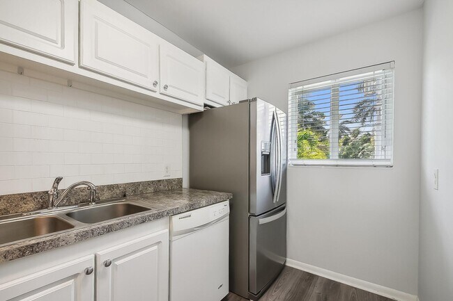 Building Photo - 1432 S Lakeside Dr