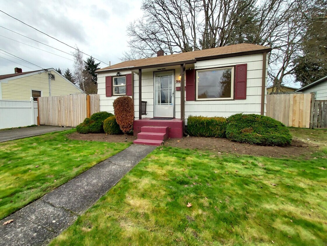 Foto principal - 1 Bedroom Bungalow in Tacoma with HUGE Fen...