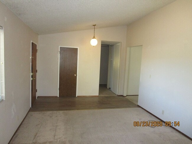 Building Photo - Nice Floorplan, Cute Yards - 4 Bedroom/2 B...