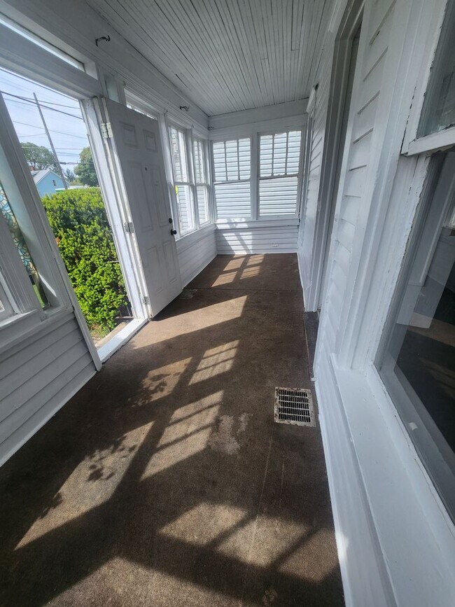 Building Photo - Lower 3 bedroom unit East side