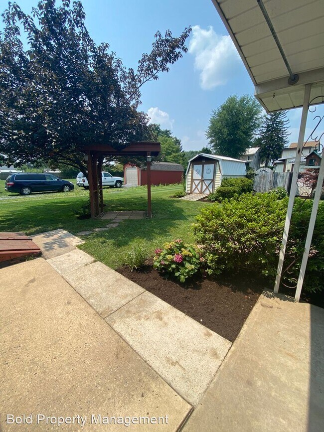 Building Photo - 3 br, 1 bath House - 323 Memorial Blvd.