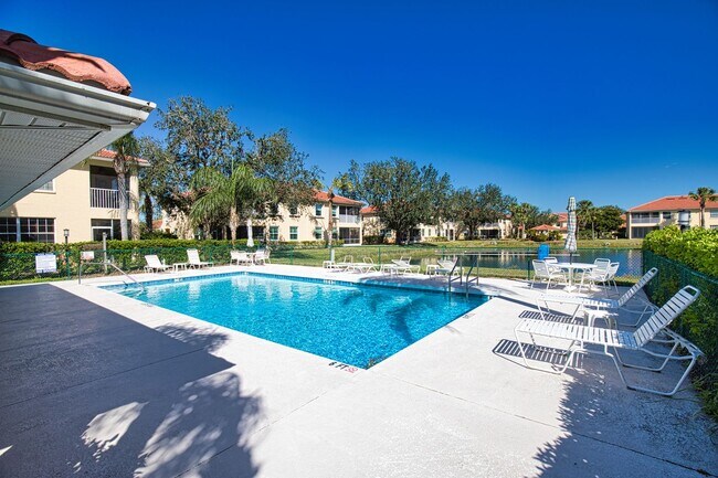 Building Photo - Annual Unfurnished 2 Bedroom 2 Bathroom Second Floor Condo in Casa Del Lago!