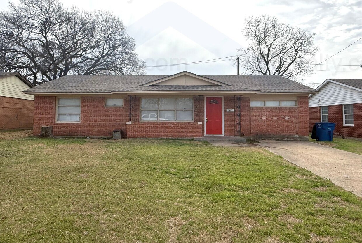 COMING SOON! Classic Red-Brick 4-Bed, 1-Bath Home (Near I35!) - COMING SOON! Classic Red-Brick 4-Bed, 1-Ba...