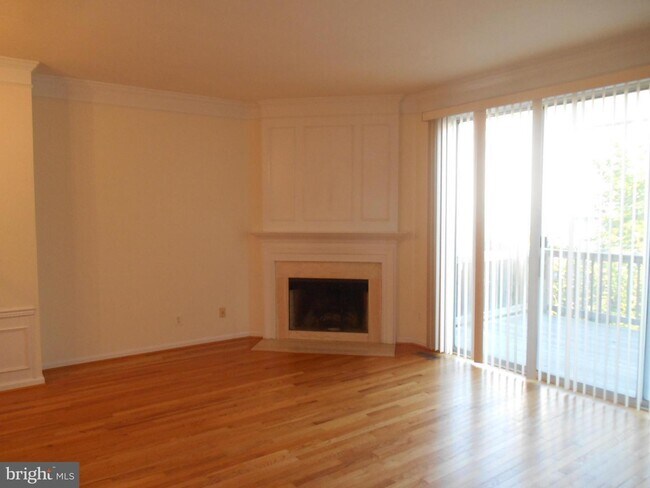 Building Photo - Effortless Living: Spacious Townhome with Wood Floors
