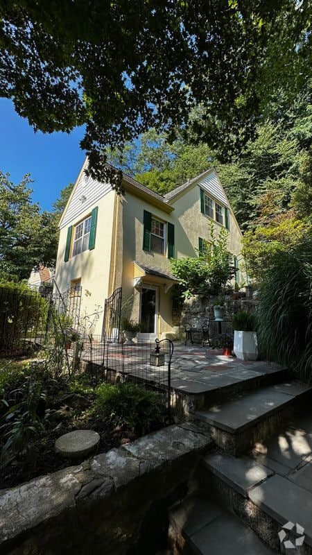 Building Photo - 354 Sarles Ln