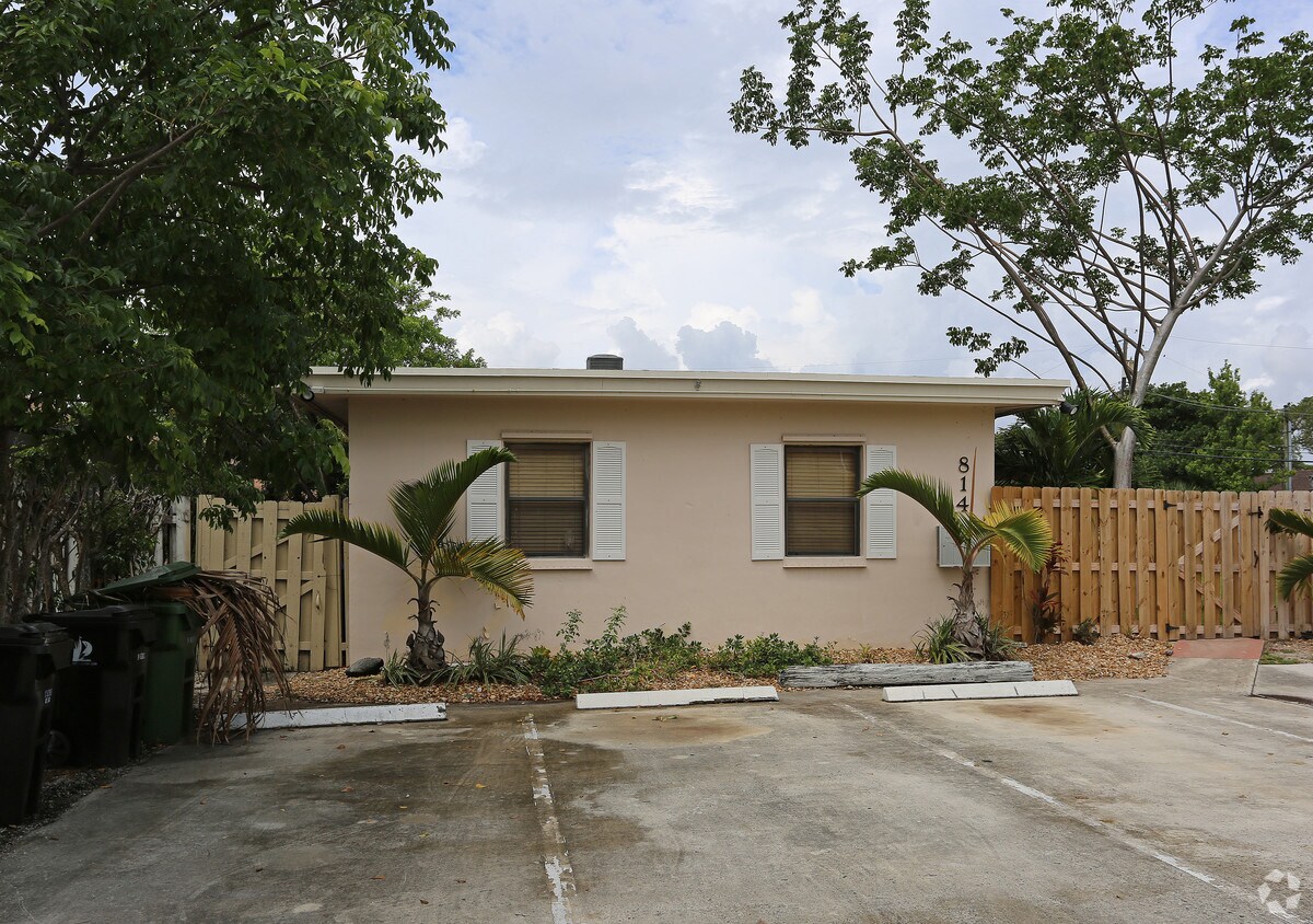 Building Photo - 814 NE 14th Pl