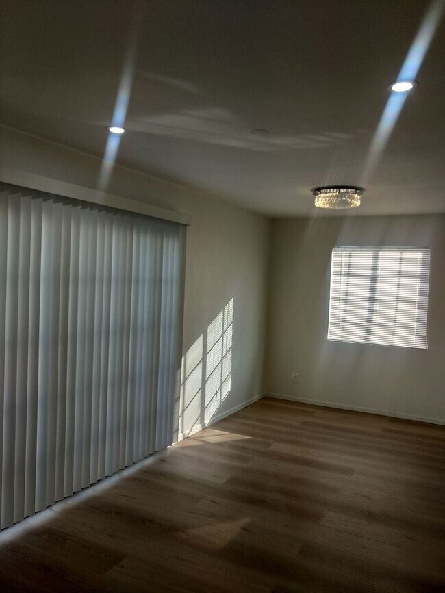 Foto del edificio - 15924-15924 Orchard Ave
