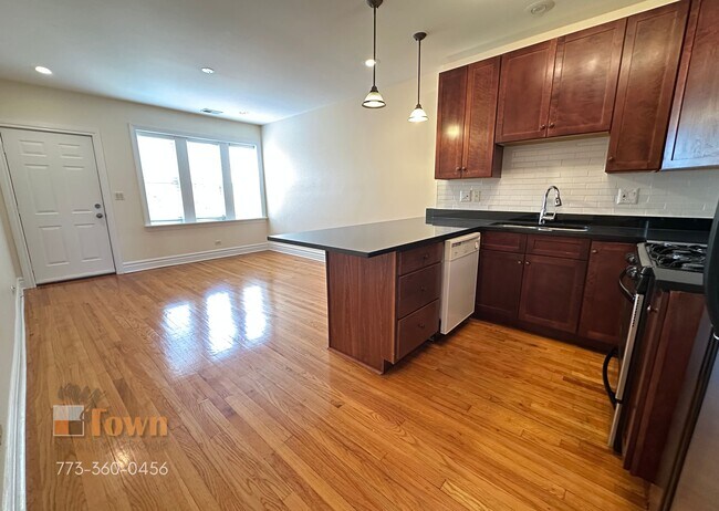 Foto del edificio - 6309 N Albany Ave