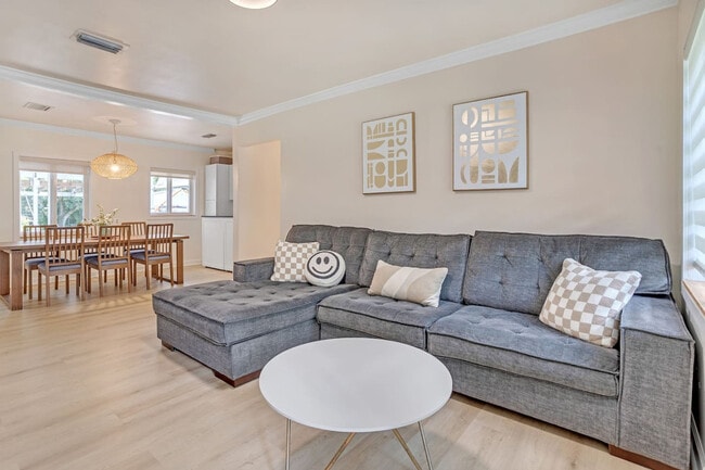 Building Photo - 571 Lee Dr