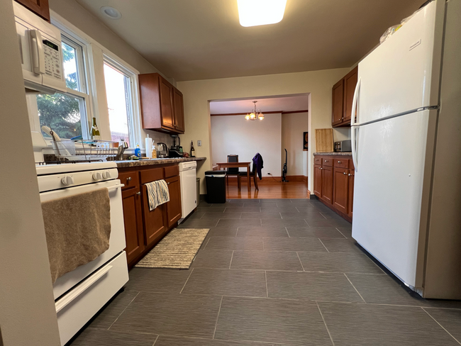 Building Photo - Move In July 1st 2025! 2 Bedroom 2 bath - ...