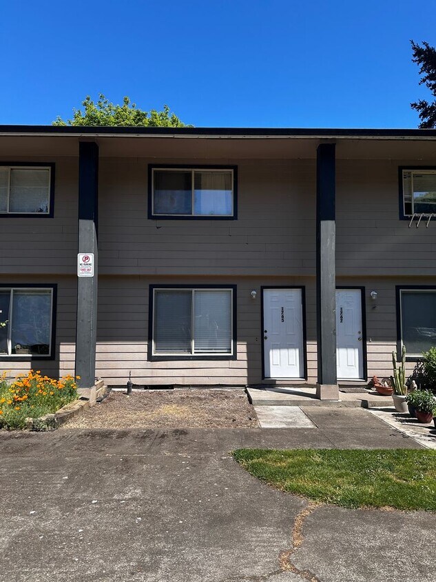 Foto principal - 2 Bedroom 1 Bath Townhouse