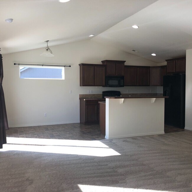 Building Photo - Cozy Home with Private Backyard!