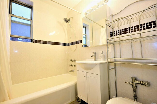 Foto del edificio - 99-45 67th Rd