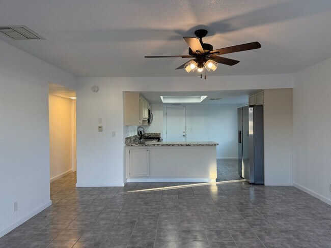 Foto del edificio - 204 W Robertson Rd