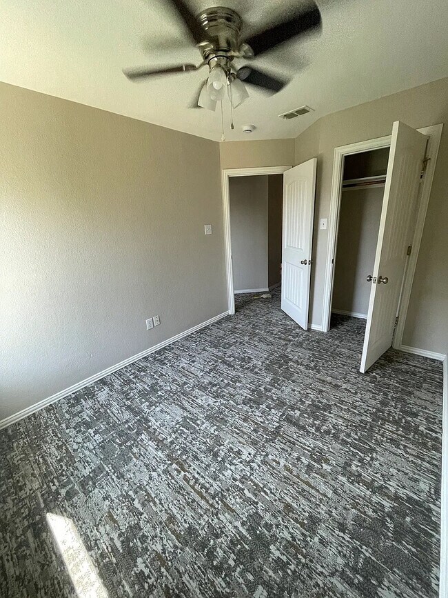 Foto del edificio - Room in Duplex on Arbor Ave