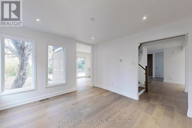 Photo du bâtiment - 1620 Howat Crescent