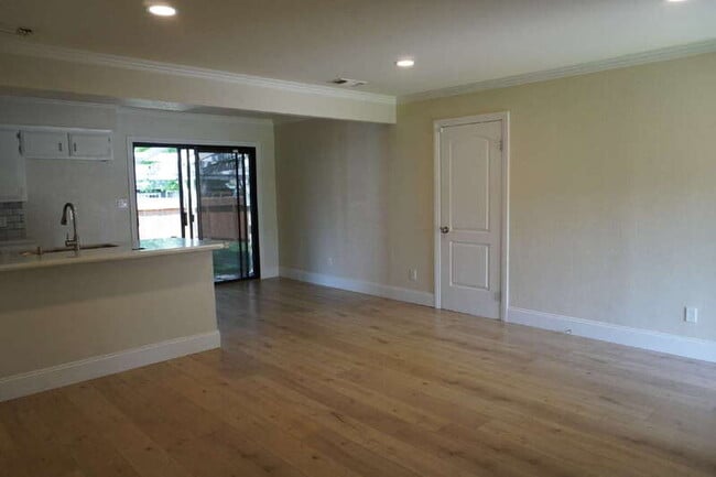 Building Photo - 8021 Glen Eva Way