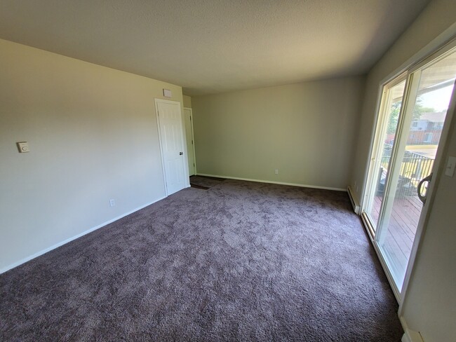 Building Photo - 1371 Monomoy St