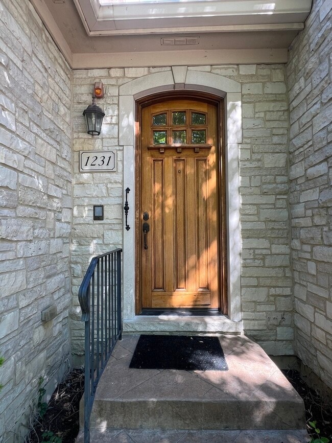 Building Photo - 1231 Caroline Ct