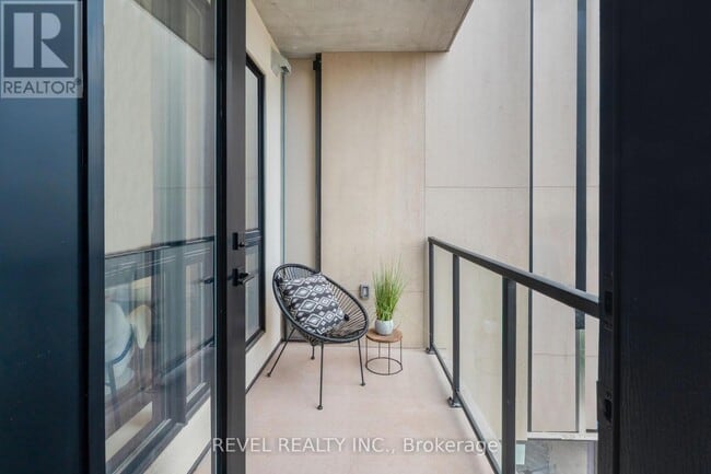 Building Photo - 4390 Hillview Dr